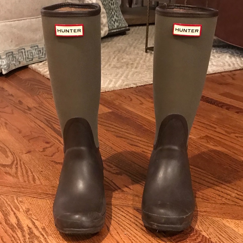 2 tones hunter rain boots, great condition